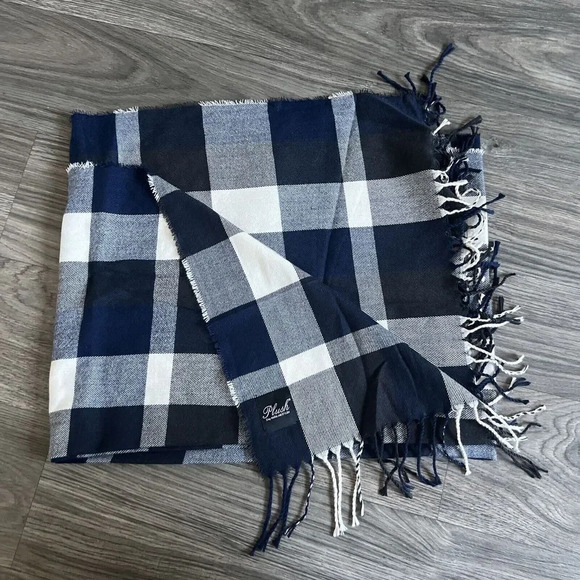 Plush Apparel Checkered Plaid‎ Blanket Scarf Blue And White OS - Picture 3 of 7